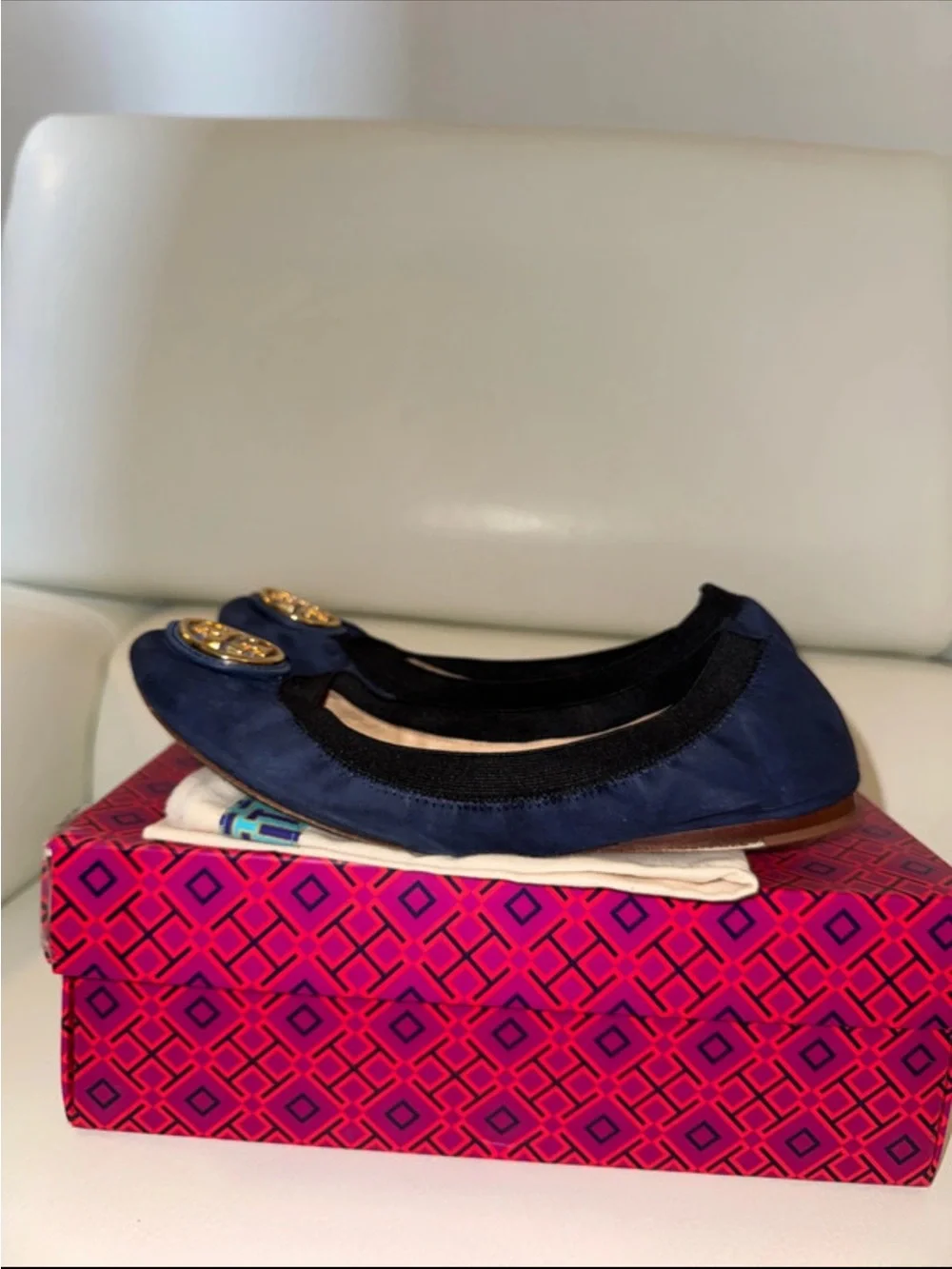 TORY BURCH NAVY SUEDE ROUND TOE LOGO BALLET FLATS